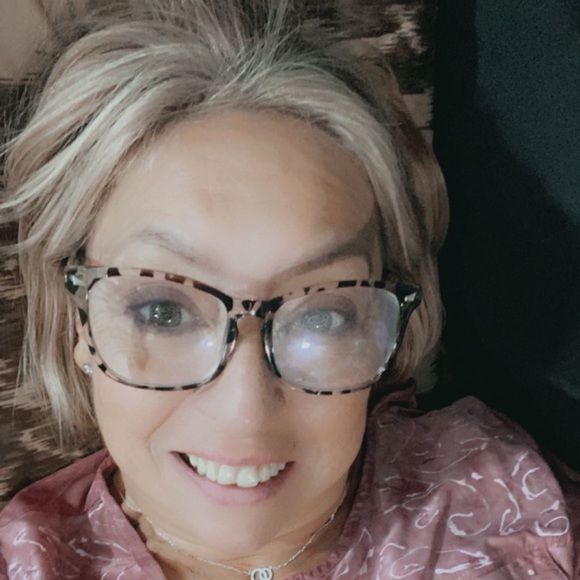 Meet your Posher, Claudia - Picture 2 of 2